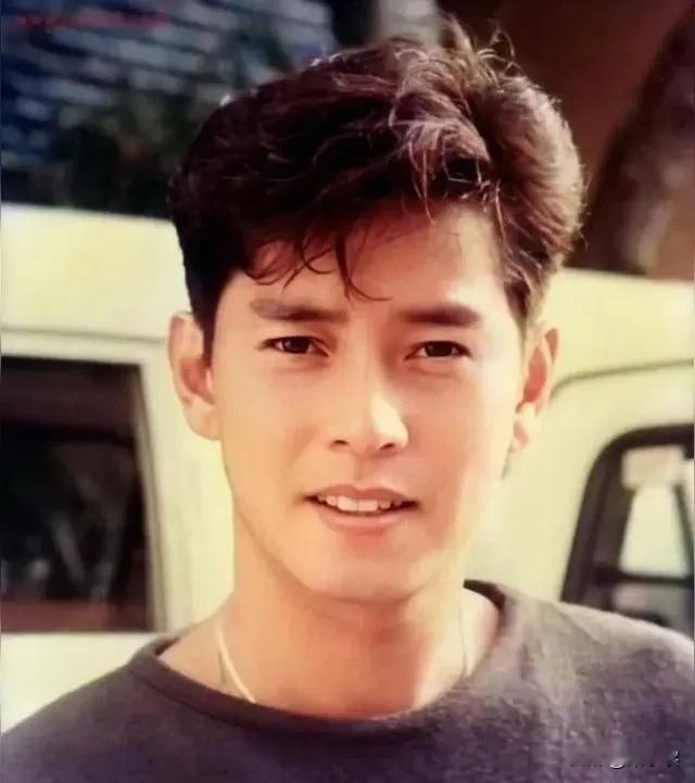 主持人问谭咏麟:“很多人都觉得80年是你最光辉的年代，你觉得呢？”谭咏麟说:“可以这么说，因为那时候