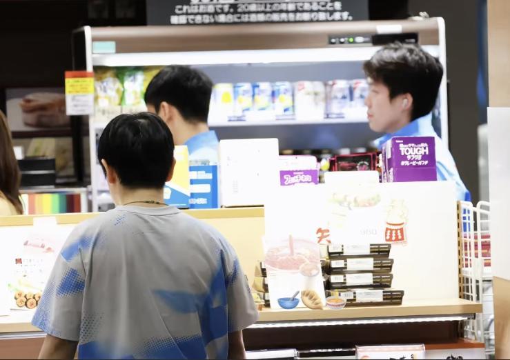 笑死我了！王楚钦和孙颖莎都在机场便利店逛，简直是一场内心大戏！由于任姐管的很
