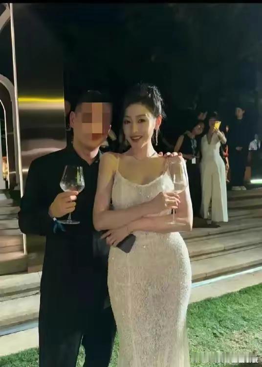 张天爱跟素人合影，胯真的好宽，大宅院似的