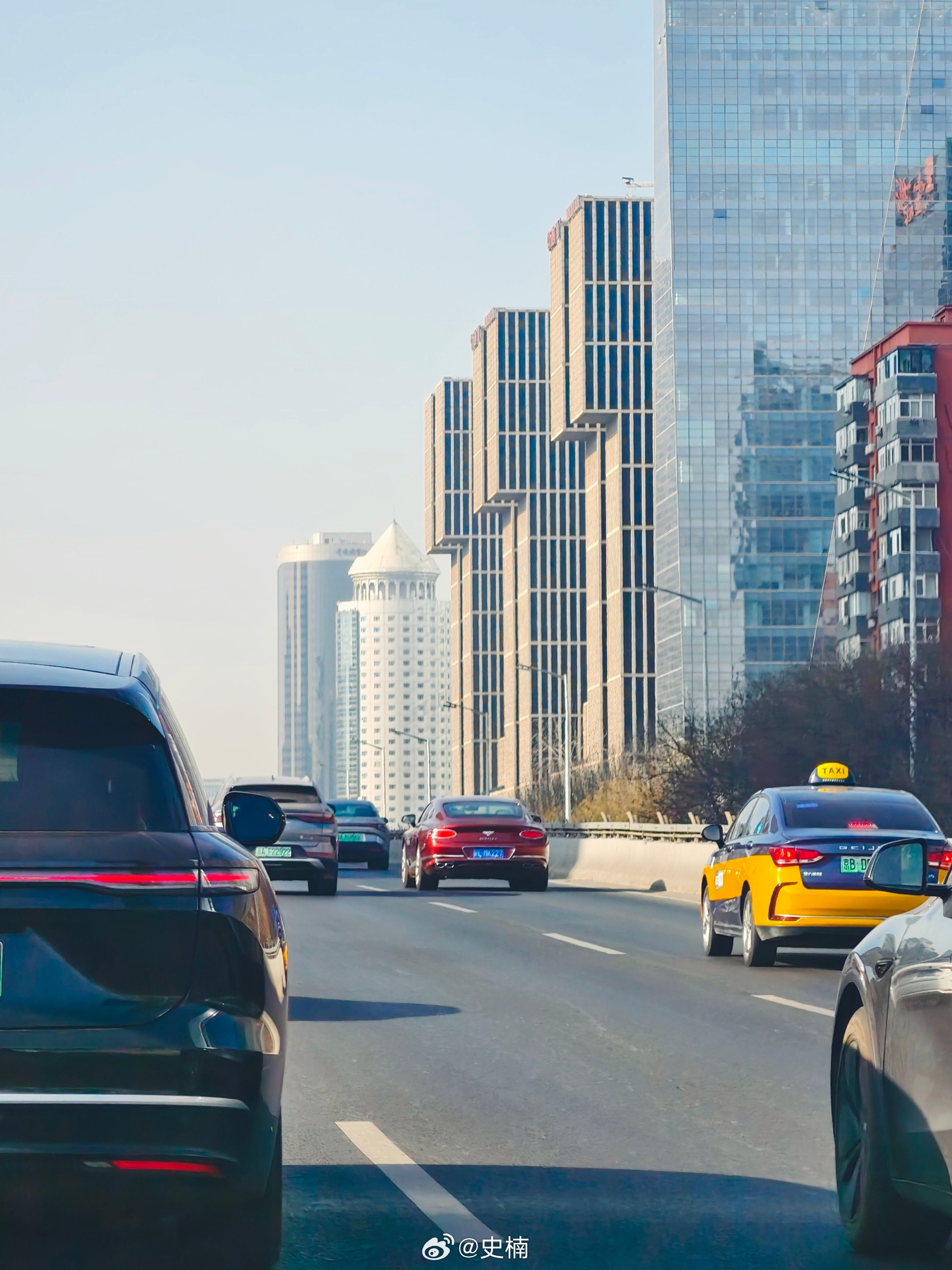 替大家确认过车主形象，一个帅气小哥哥，一个飒爽小姐姐，总裁爽剧诚不欺人啊你的下一