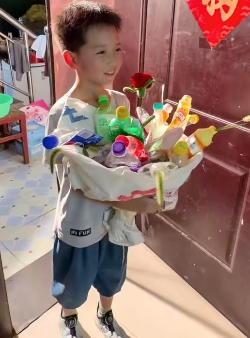 破防了！河南郑州，这个8岁男孩火了！他面对众多围观的大学生，勇敢的说出:“我妈妈