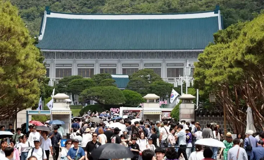 万万没想到，李在明打着拨乱反正清算尹锡悦的旗号，斥巨资259亿把总统府回迁青瓦台