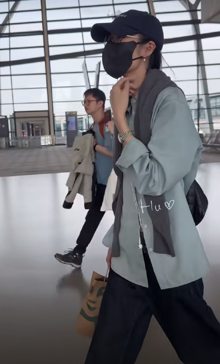 只是陪男友看一场演唱会，却要被迫分开避嫌。国际超模刘雯陪井柏然去看演唱会，遭到部分入戏剧粉攻击。无奈