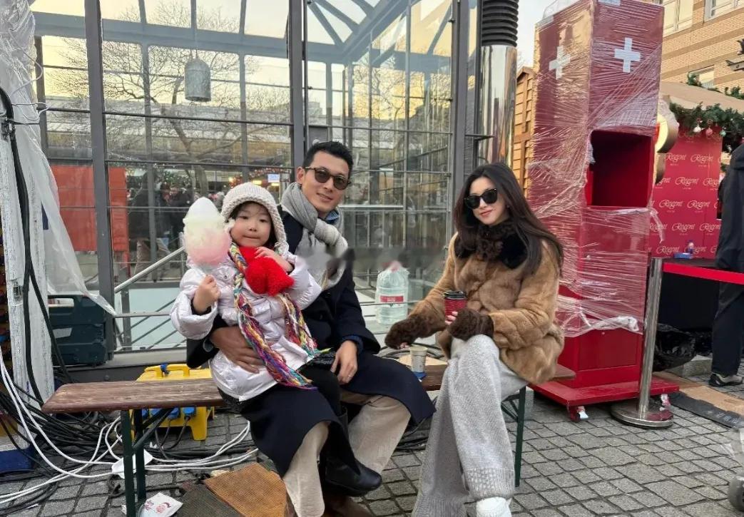 朱珠带着老公女儿逛圣诞集市，这也太可爱了吧！4岁的小珠宝也很爱吃棉花糖，朱珠还称