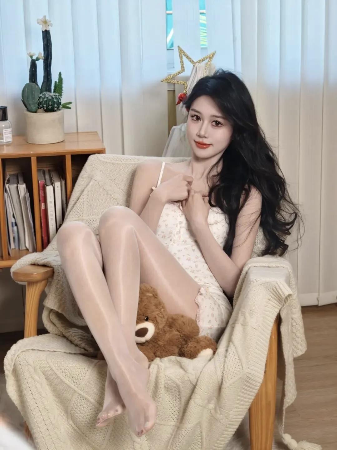 少女心爆棚的居家自拍，毛绒玩具和星星发饰的完美搭配！💖✨