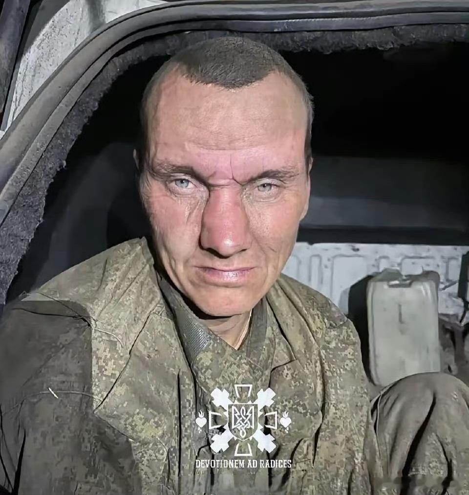 在波克罗夫斯克被俘的面目狰狞的俄罗斯骷髅兵，从这里离我们就会发现俄罗斯士兵普遍营