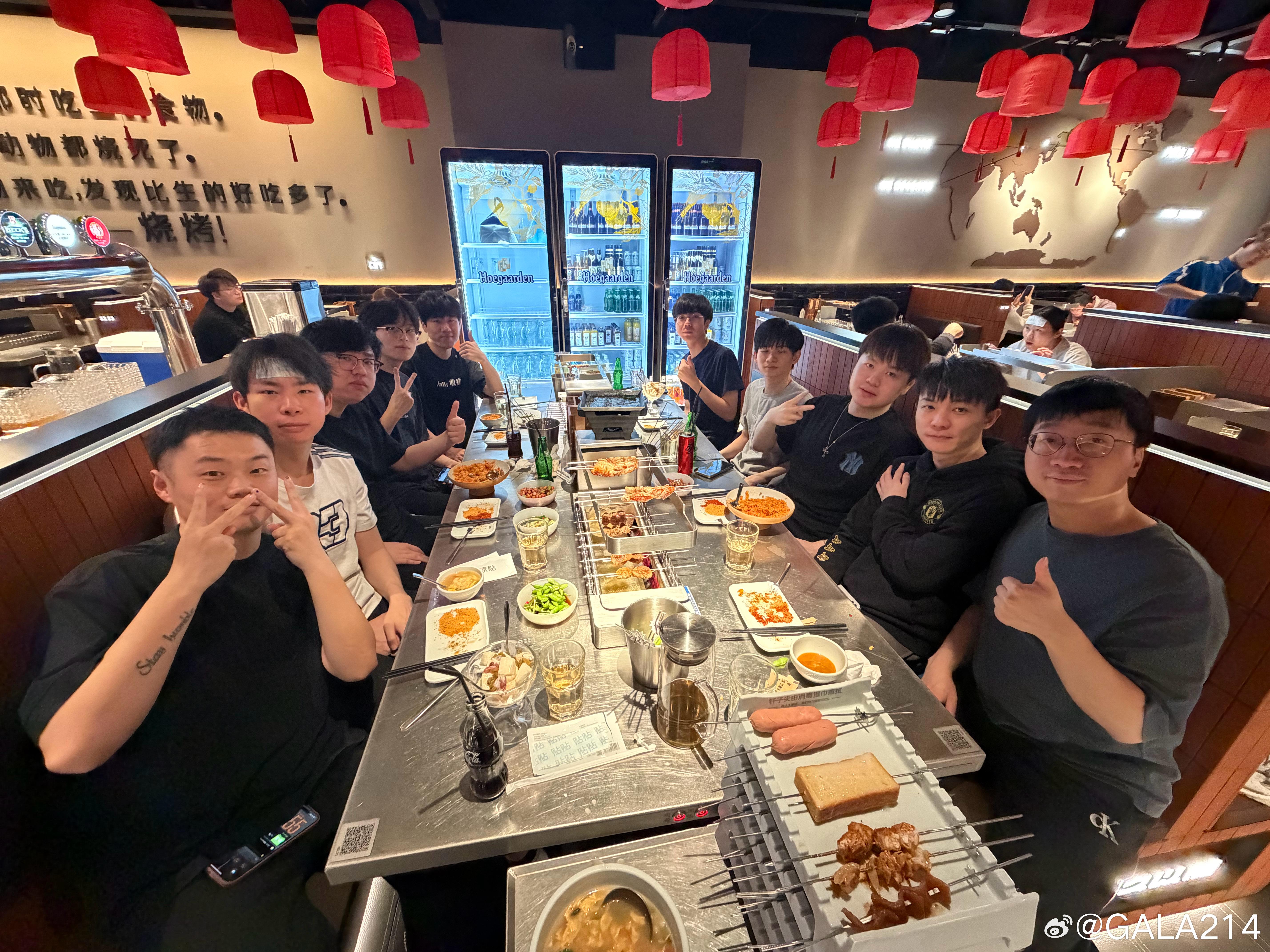 赛后JDG选手们发文-GALA: 大家平安夜快乐, 今晚都吃啥呢
