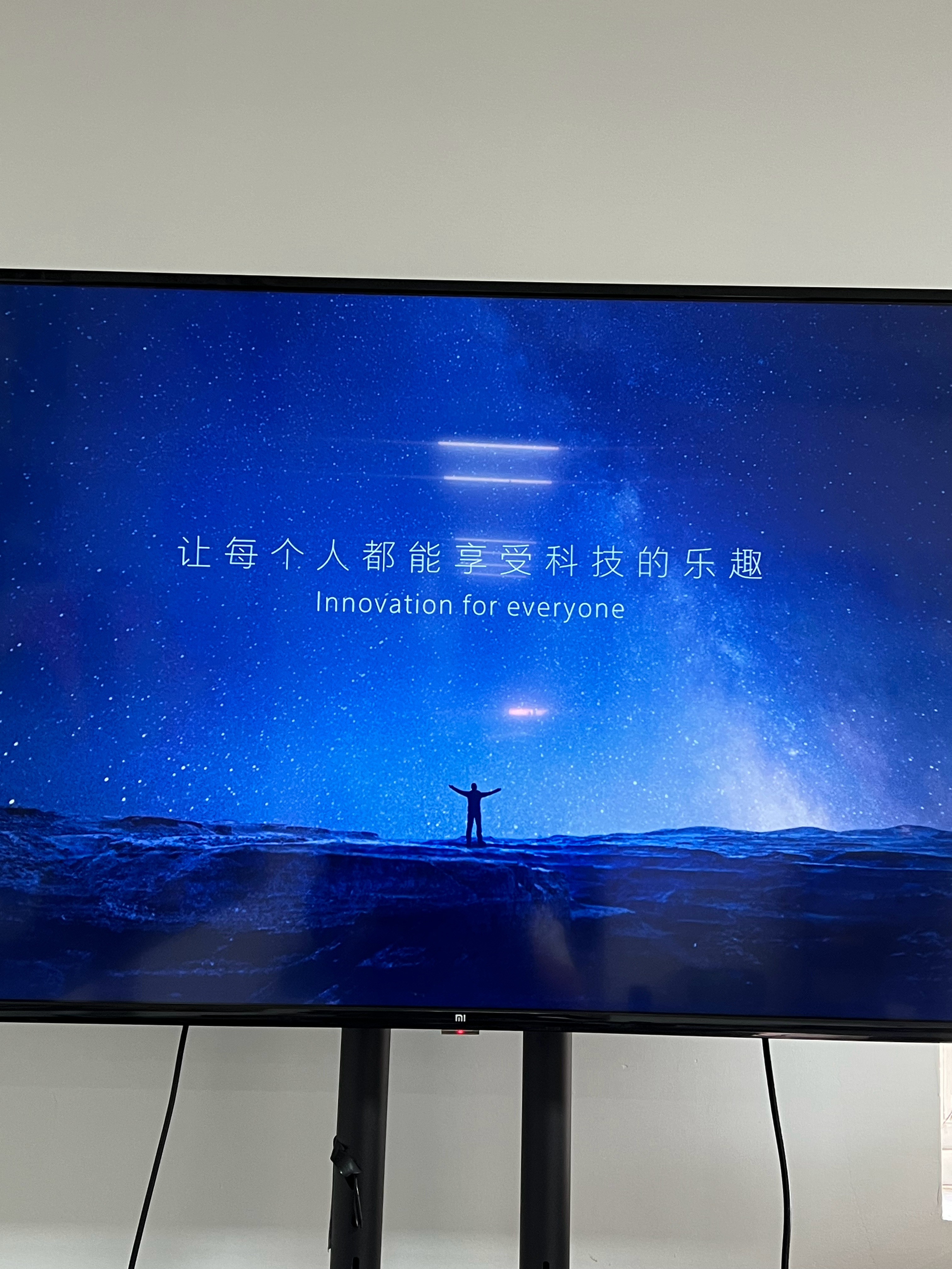 开机卡了半天，我以为是机器太老，原来是广告没有加载完，播放广告的时候挺流畅的。