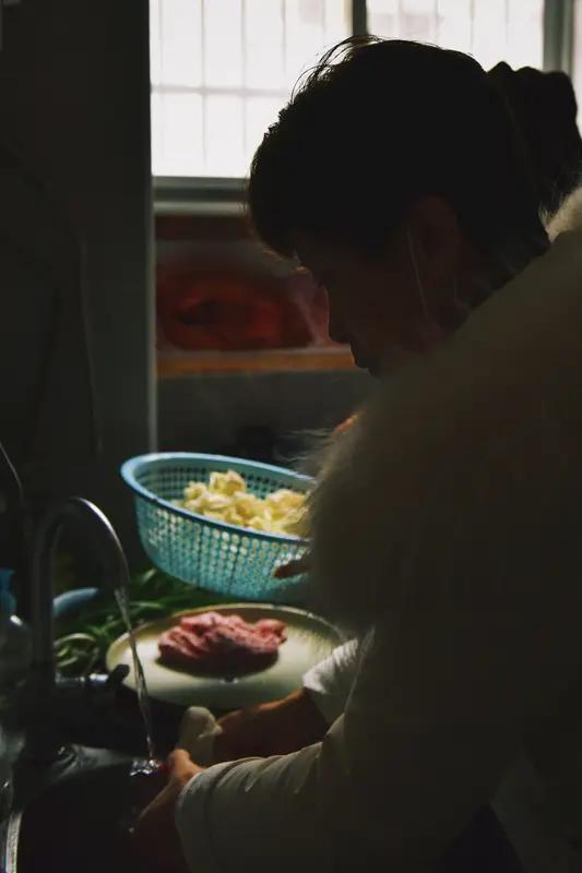 “孝儿不如孝媳妇！孝媳妇全靠好亲家母！”这话真是太有道理了。像我每月退休金有80