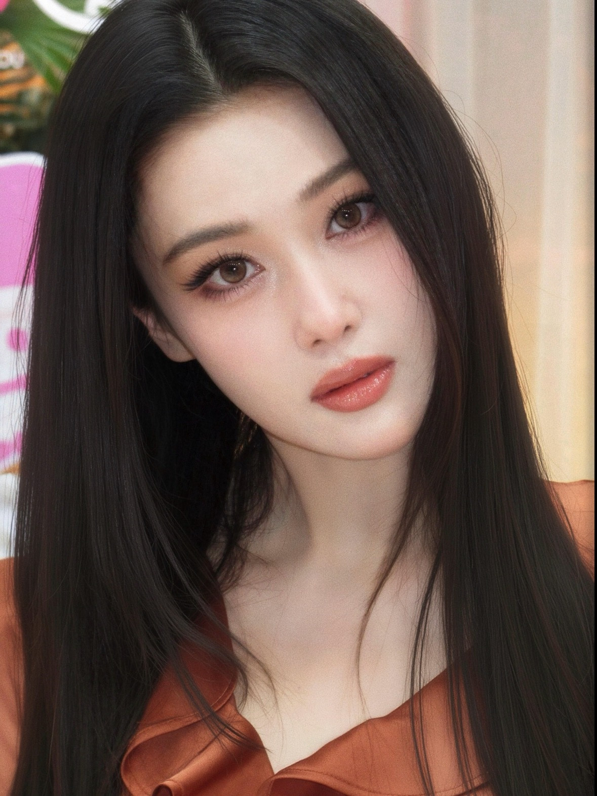 张馨予这回应太真实了，拍照吸肚子原来女明星也干这事儿。看到微博里她大方承认“确实