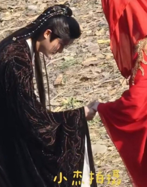 郑业成、彭小苒主演的《<em>明月苍茫</em>》路透来啦！我喜欢彭小苒的青色衣服，和郑业成白色这