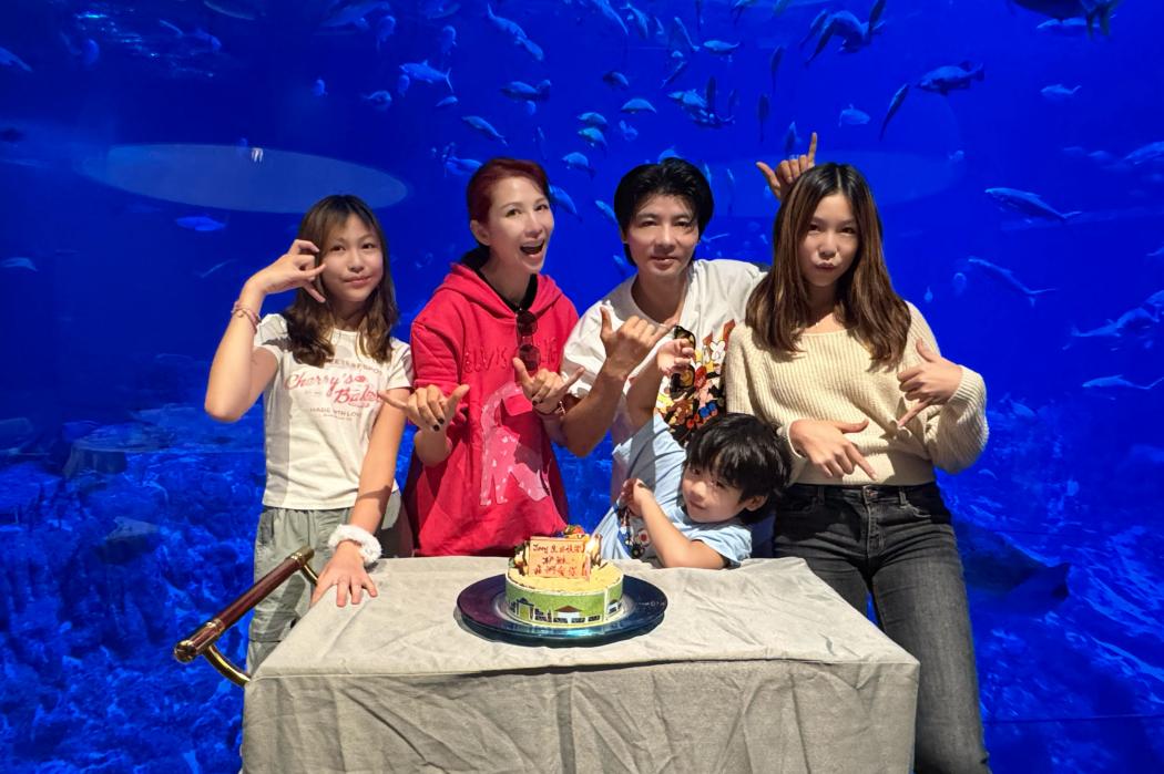 蔡少芬一家出游并庆祝小儿子6岁生日。她的两个女儿分别是14岁和11岁，个子都长得