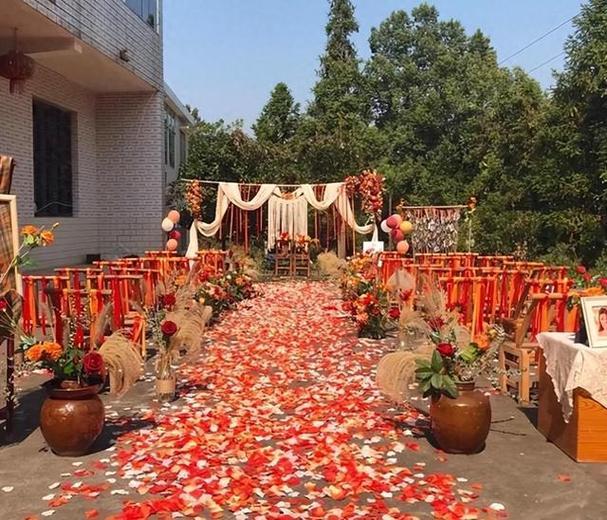 昨天邻村发生一件稀罕事——“两兄妹结婚了”。婚礼办得挺热闹，鞭炮放了好几挂，