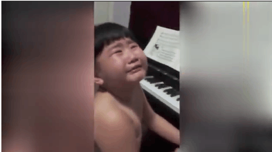 实拍: 孩子被妈妈逼着学钢琴, 边哭边唱! 歌声一度十分悲愤