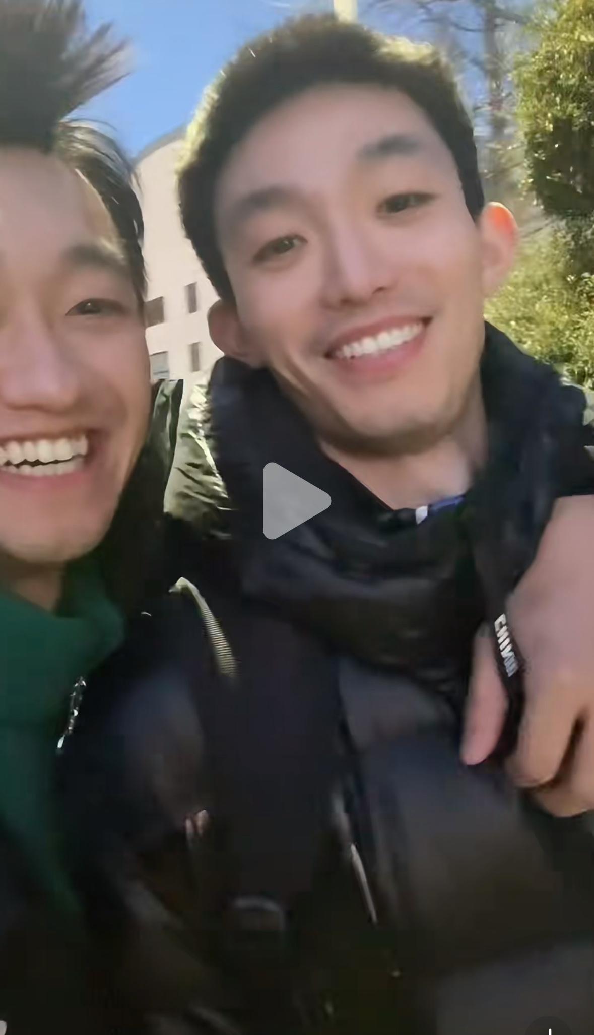 2025年最后一天，国乒主力赵子豪下班时那个笑容，比他拿世界冠军还灿烂。他身边