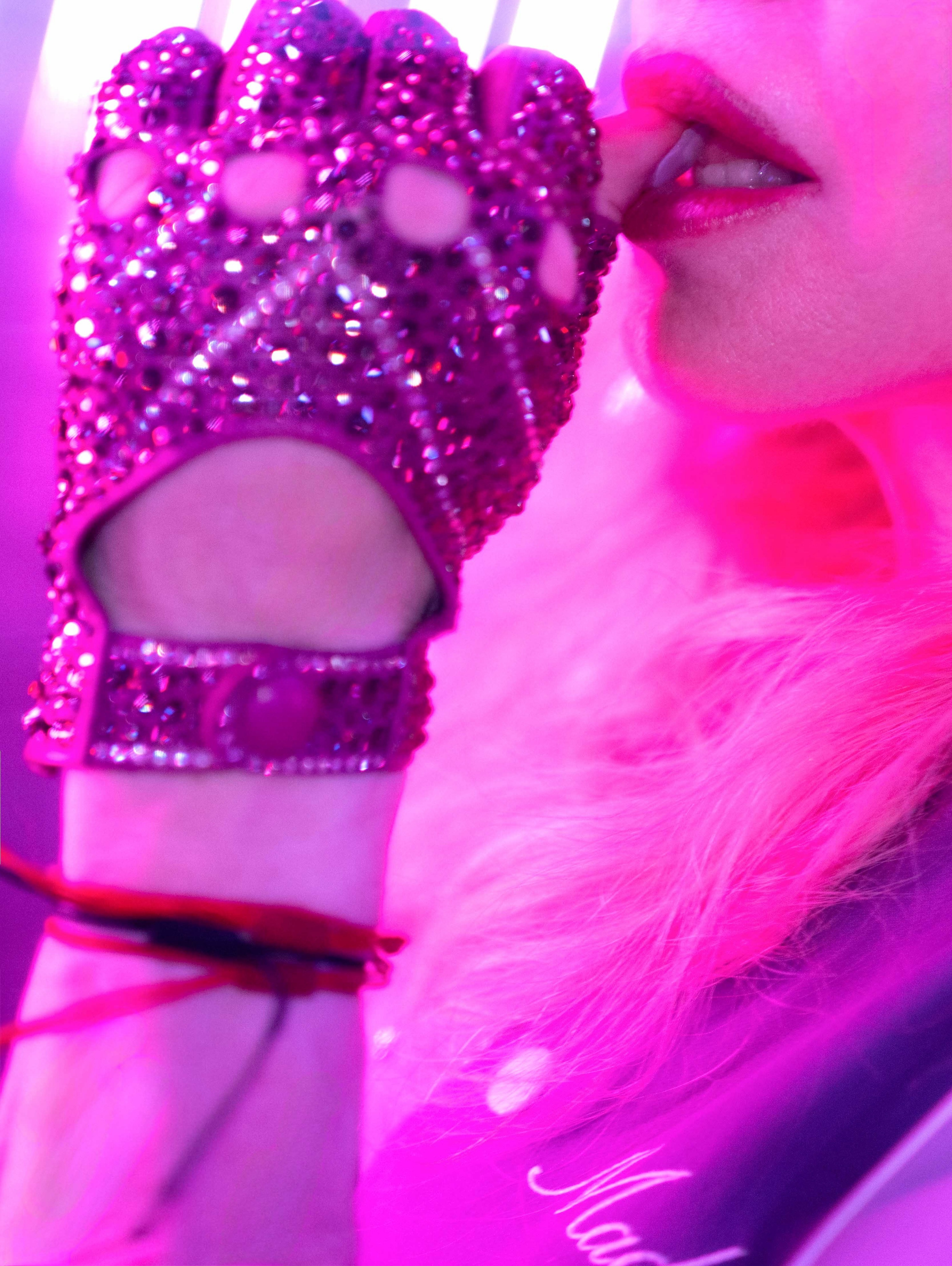 Madonna发布世界杯中场秀花絮写真：MUSICmakesthepeop