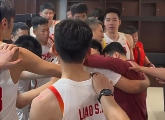 中国男篮命悬一线，日本男篮一骑绝尘。B组积分胶着，中韩虽同积6分，但咱们净胜分-