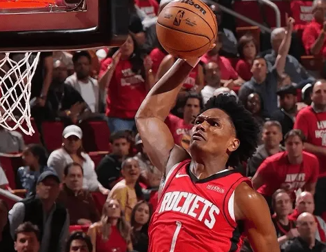 火箭记者在个人社媒上分享了一组有关火箭球员阿门-汤普森的数据。写道：“扬尼斯-