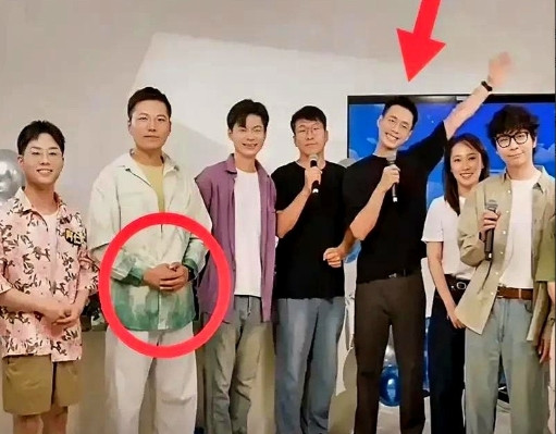 618大促的硝烟还没散尽，东方甄选直播间却突然画风突变。6月18日晚，当同行