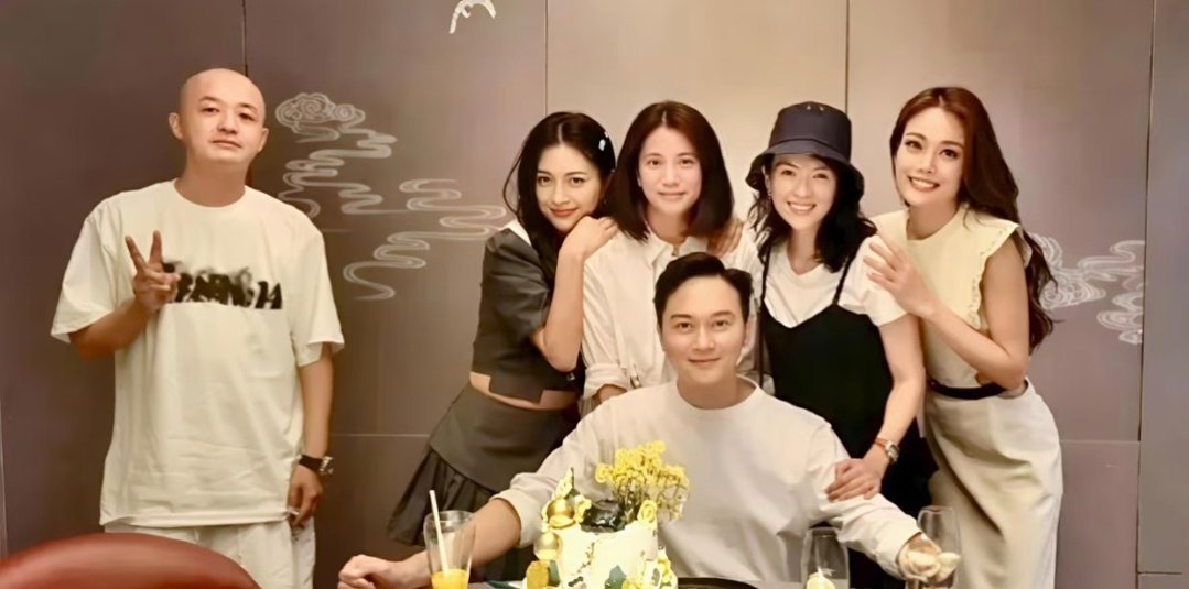 包贝尔与美女合影你怎么看待合影时，刻意留出空隙的行为？​