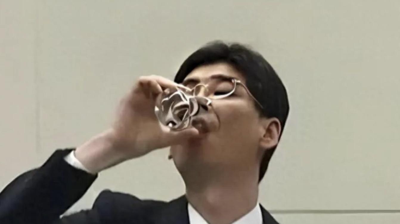 14年前,那个当着全世界喝下核污染水的日岛官员,如今还活着吗?