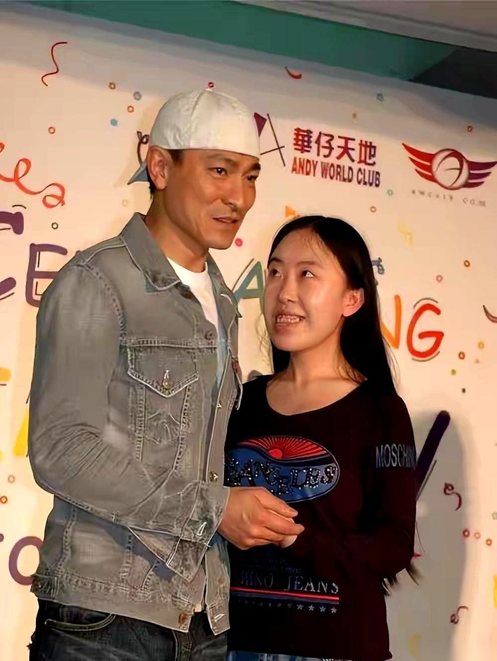 在兰州一个超市里，一个月挣两千多块钱。这就是那个当年为了见刘德华，逼得亲爹卖肾