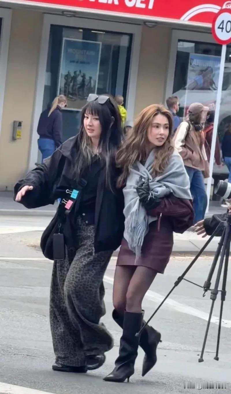 果然啊，生过孩子就是老的快！昆凌现身新西兰，一头金色的卷发随意蓬松，披着羊毛披