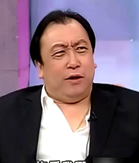 王晶在镜头前把周润发扒得底裤都不剩，直接点破：发哥这辈子最擅长演大明星，但私下里连一个交心的真朋友都