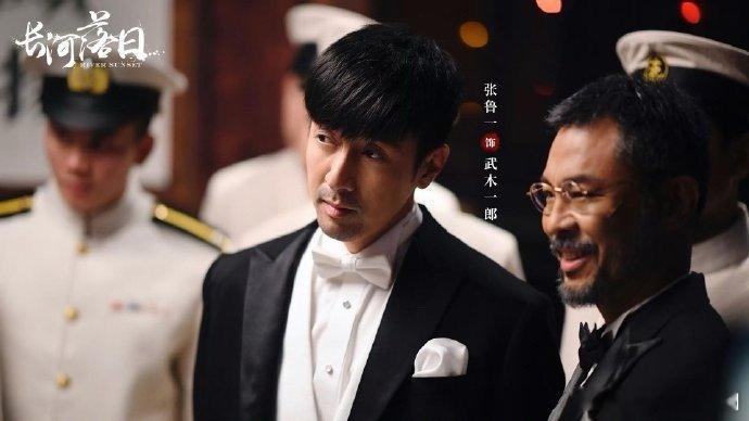 张鲁一的谍战剧《长河落日》里张鲁一演的武木一郎，表面从容内心藏锋，谍战氛围感直接