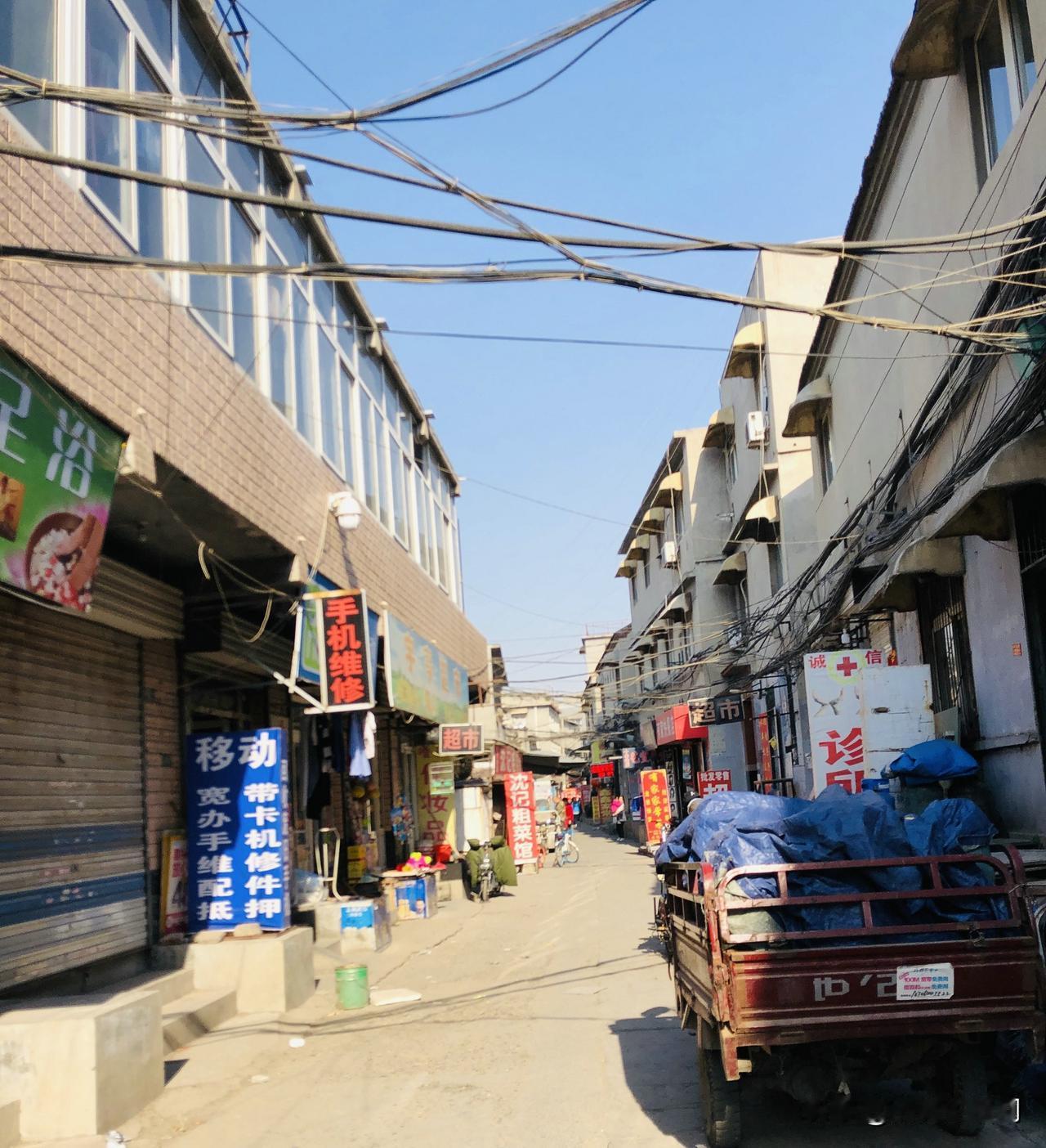 济南主城区老旧小区原拆原建推进有难度，不妨在城中村搞一搞原拆原建。老破小原拆原