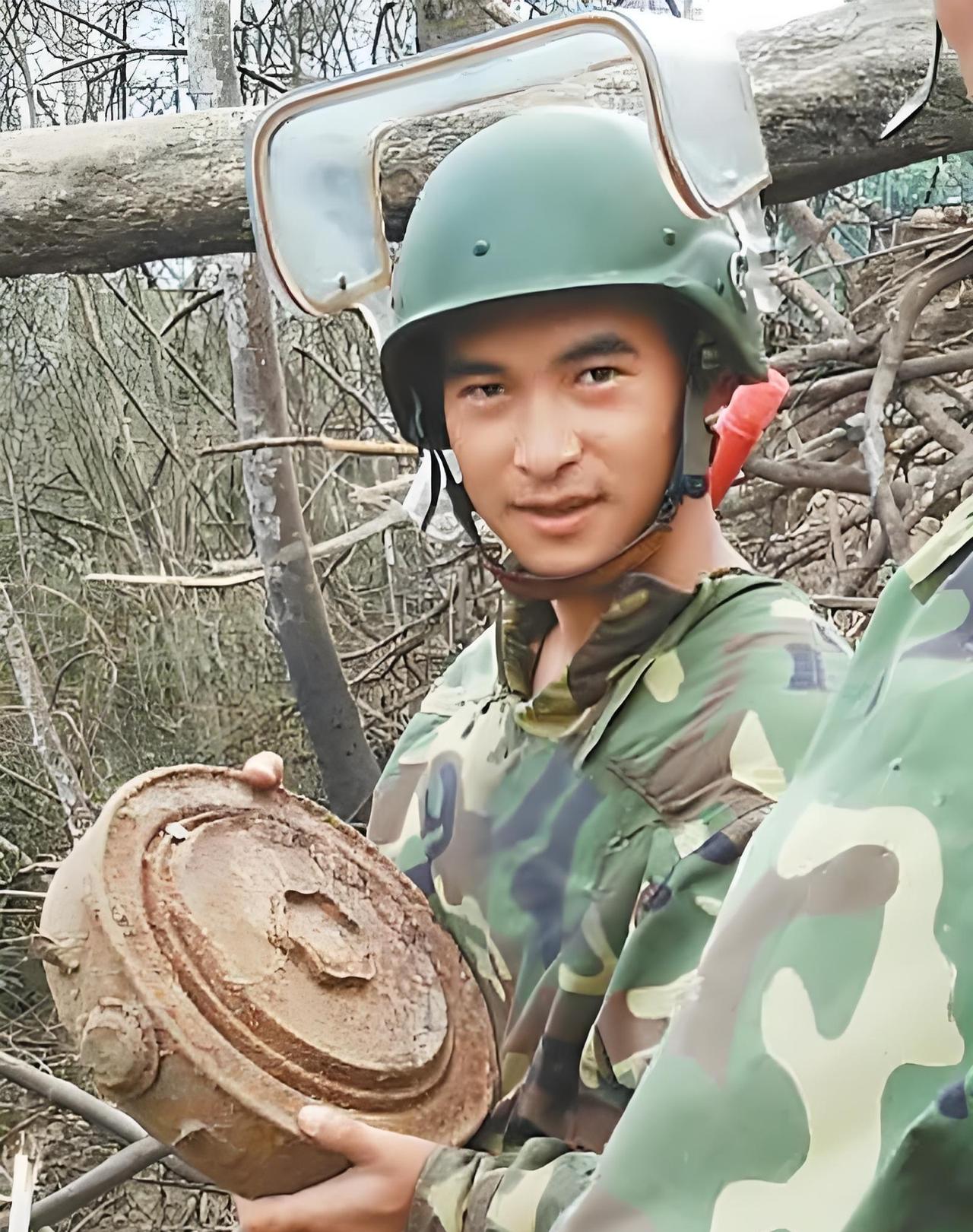 真英雄，不忍直视他的眼睛，多么温柔，多么帅气！陈祥榕烈士亦是这样，一看