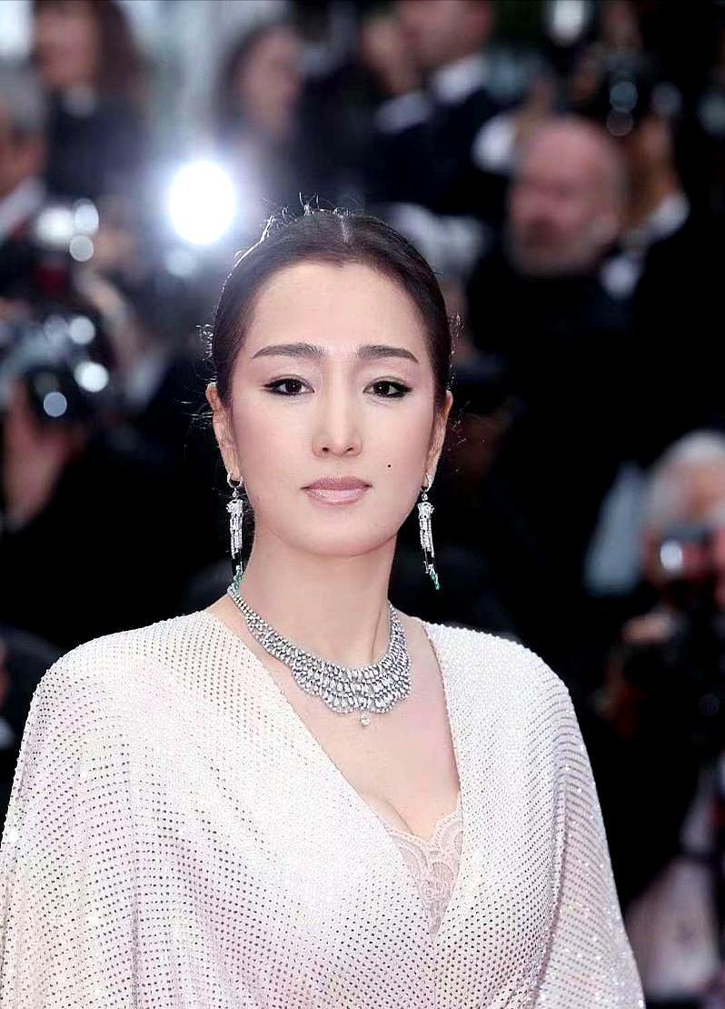 陈道明指着台下的巩俐甩出一句话，你的三个丈夫今天全到齐了。全场瞬间死寂。葛