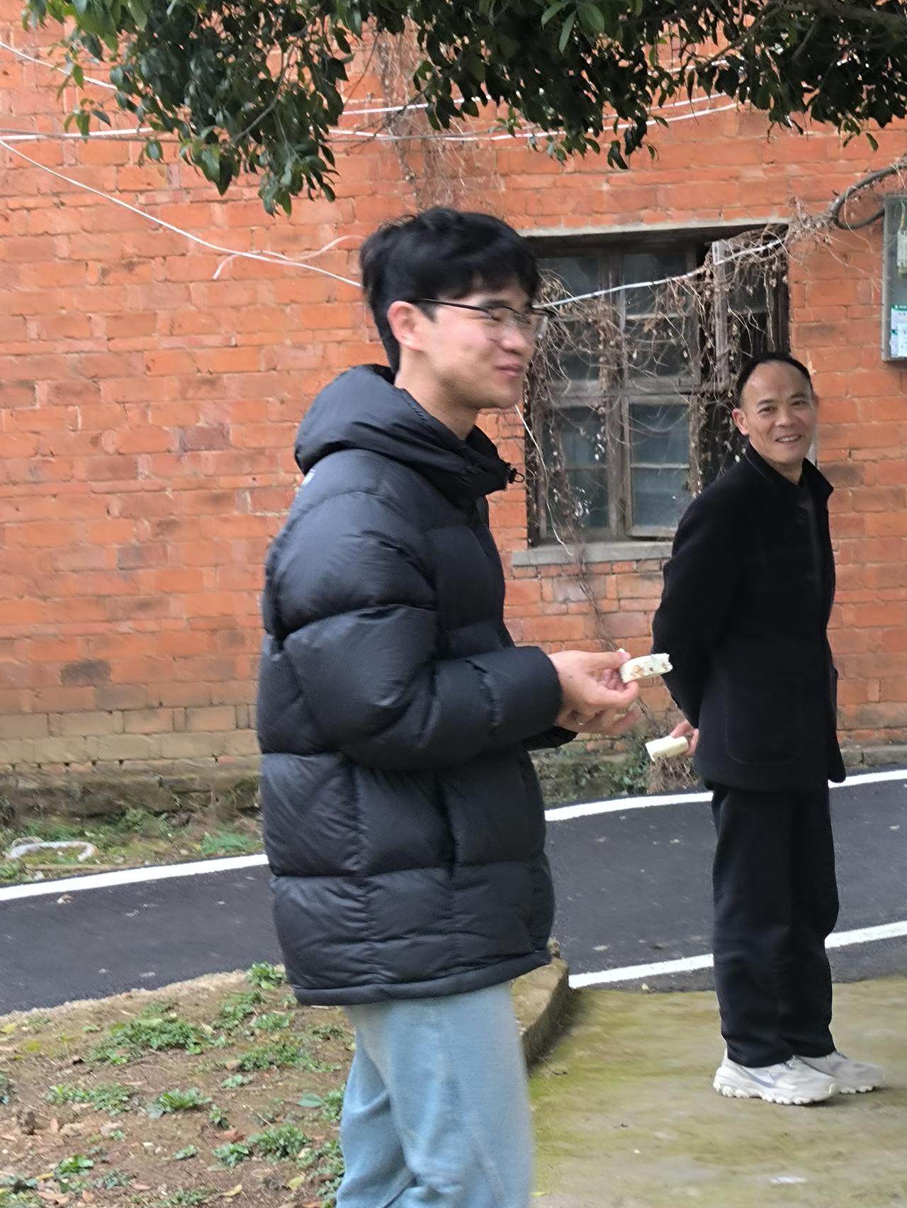 有这样一对夫妻，他们从不给孩子的零花钱。孩子的零花钱都得由孩子做家务来赚取。