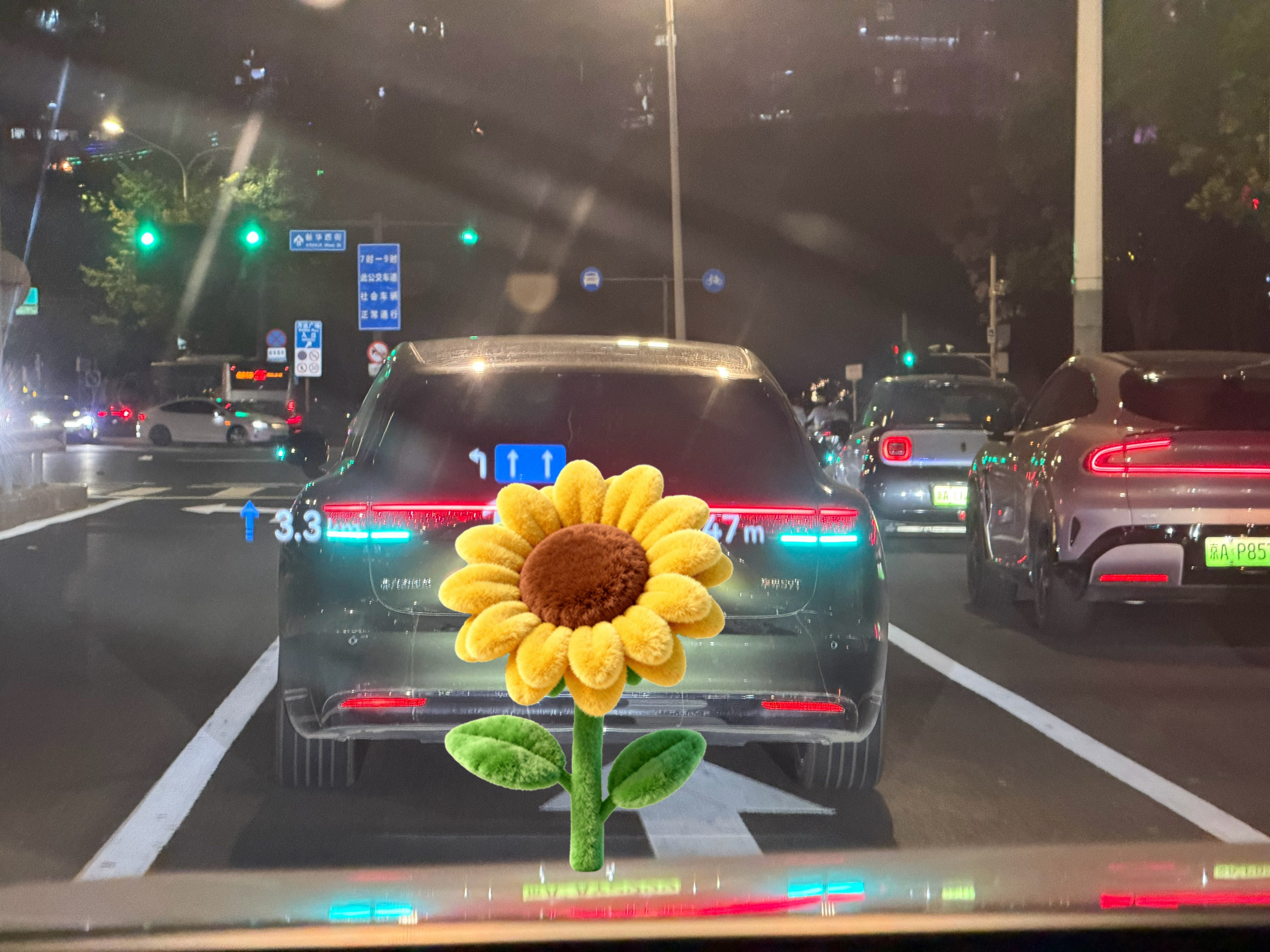 看了眼前后左右就我俩用辅助驾驶呢感觉现在开车我都变懒了没特殊情况能让M6开