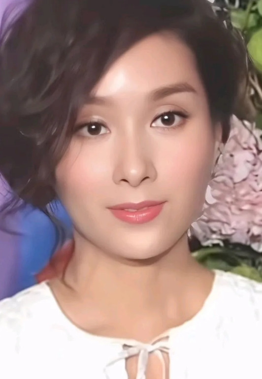杨恭如复出。惊叹岁月不败美人。她那双眼，不似尘世中人。超凡脱俗！香港的明