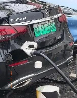 存在着比较奇怪的充电口位置设计，这一情况值得关注与探讨。