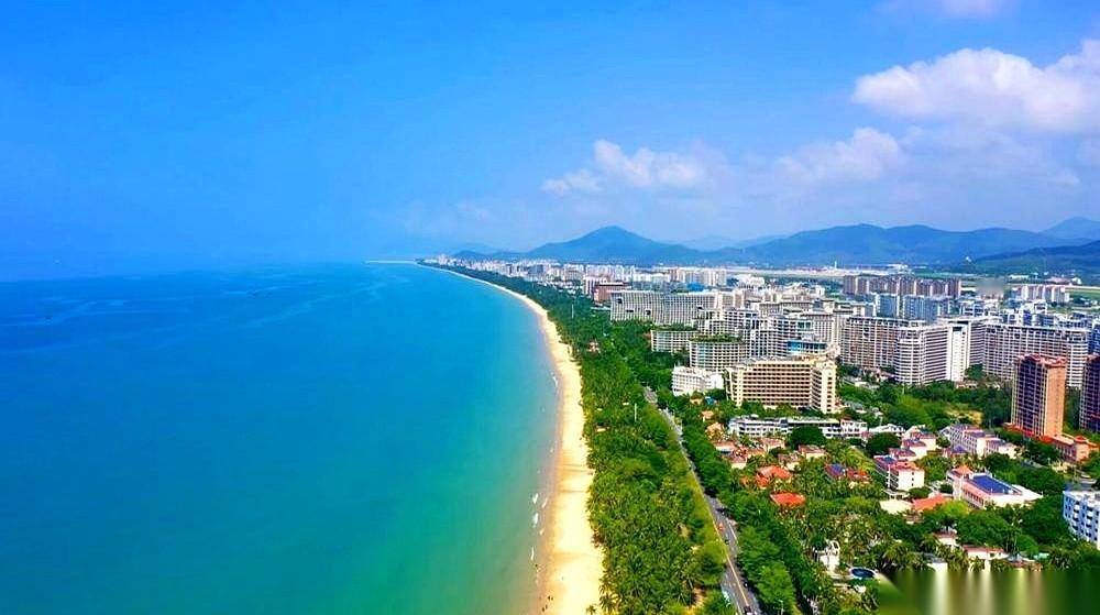 退休三年，一个人。最大的爱好，吃和玩。今年夏天，我一个人跑去大兴安岭，当了5