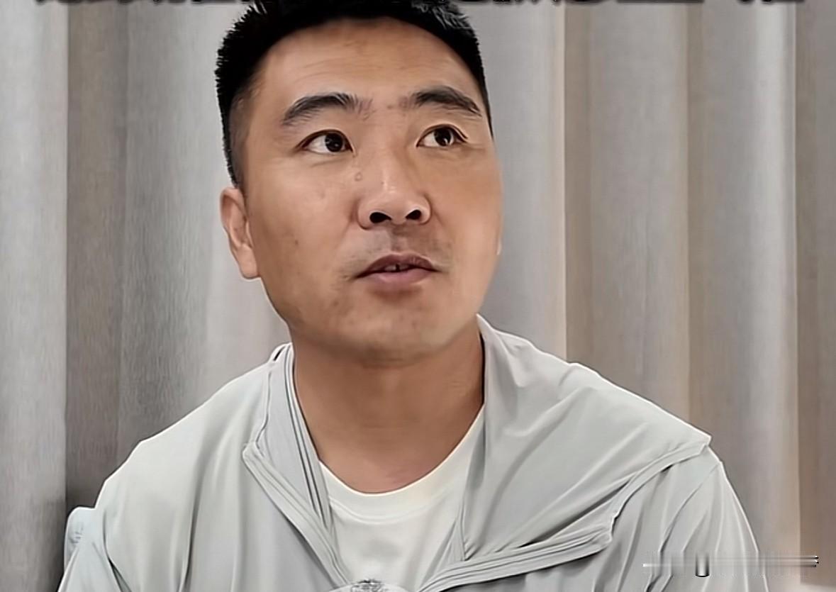 男子结婚12年，3个孩子2个非亲生，他发现妻子，频繁给陌生男性发小儿子照片