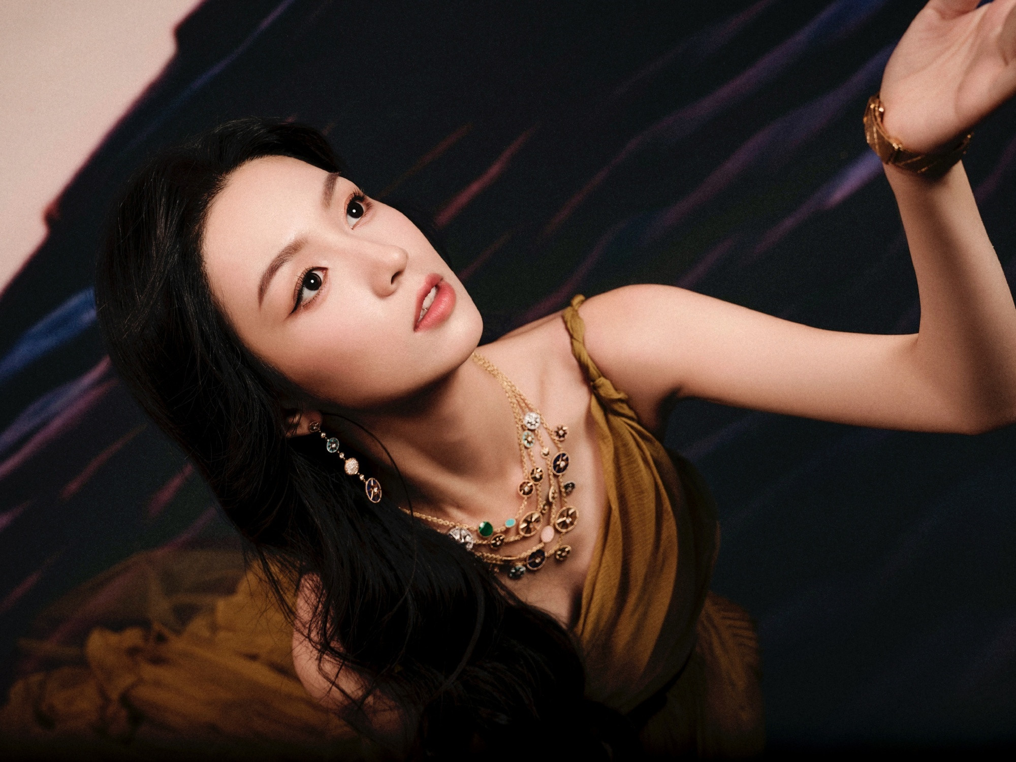 周也，卷发朱唇，冷脸小花。周也