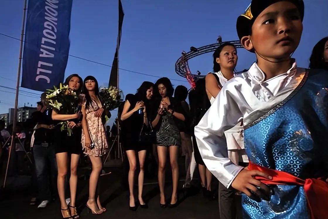 外蒙古看着内蒙古越过越好，估计都能把牙咬碎了。外蒙古那边黄沙满天飞，内蒙古却这边