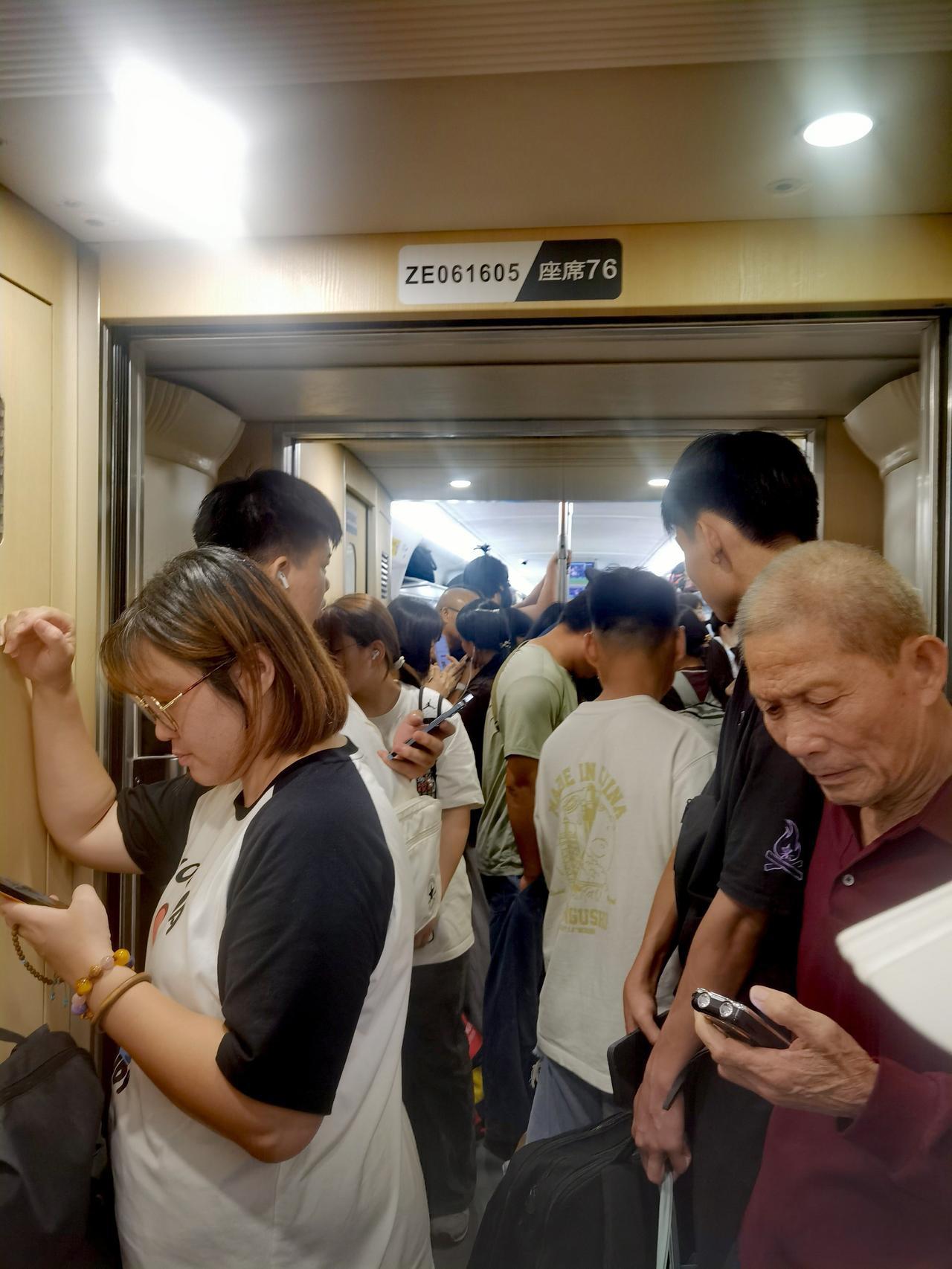 最近，铁路客服回应无座票价格和二等座价格完全相同，引发了不少网友的热议。一些