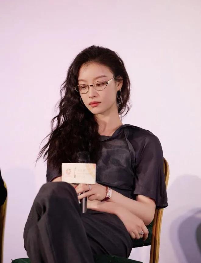 倪妮这松弛感，真的绝了！谁懂啊！倪妮这套深灰真丝上衣+西装裤造型，简约随性