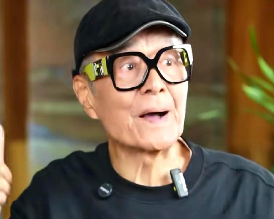 一块硅胶，陪着欧阳奋强进了棺材，这噱头够响吧？为了演好贾宝玉，导演让他去垫下