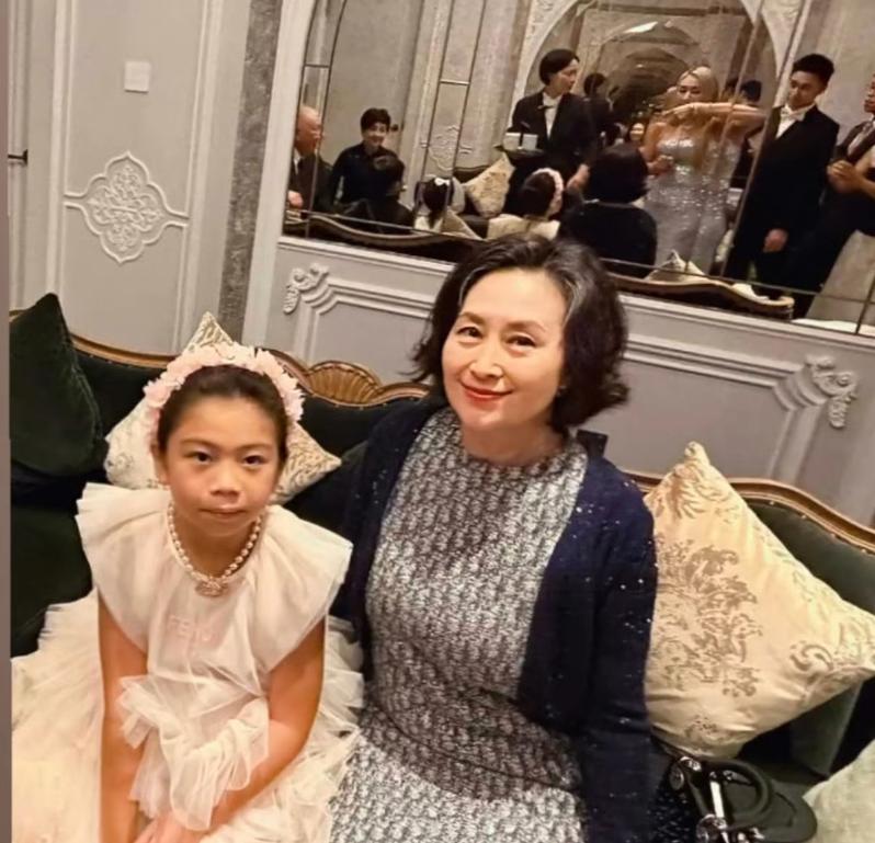 何超盈女儿与何超琼单独同框，坐在姨妈身边气质超好！从画面看，辛千觅穿着浅色纱裙，
