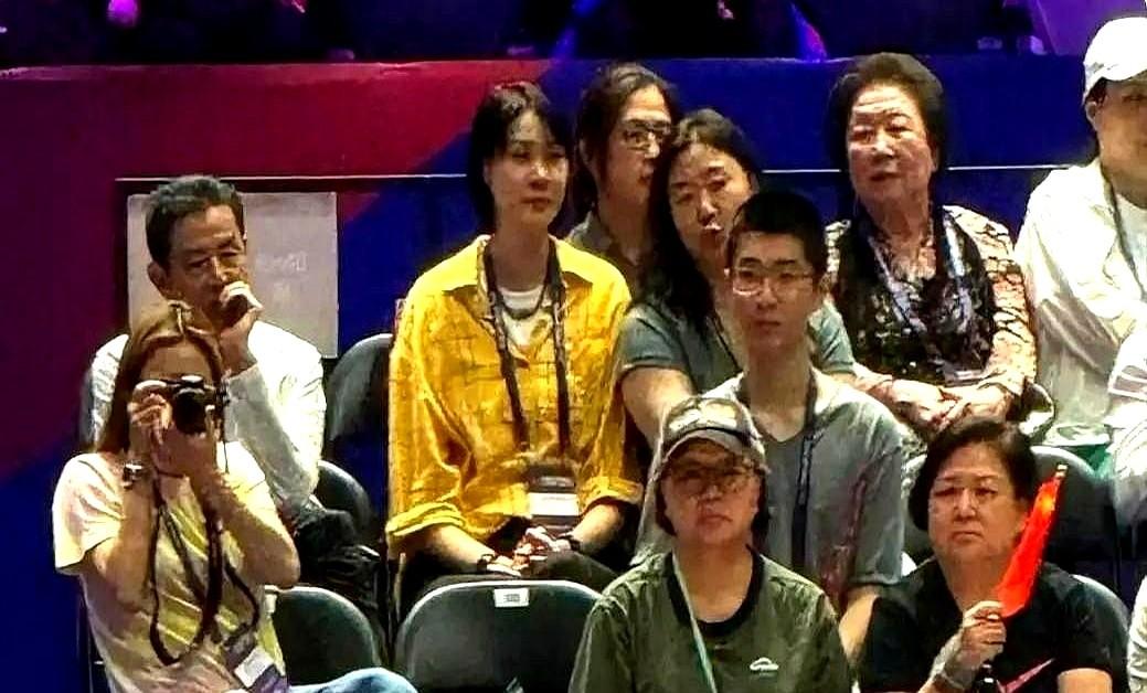 香港那个体育馆，说大不大。陈忠和就安静地坐在嘉宾席，赖亚文则在场边不停地处理工