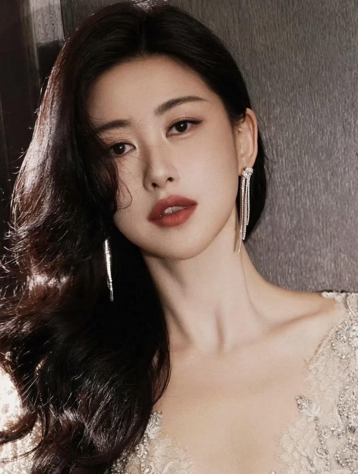 朱珠现在演戏，最大的问题不是她有没有演技，而是她那张“京圈公主”的脸上，不管