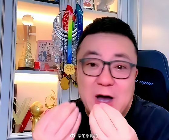 50多岁的董路在直播间里哭了，眼眶通红，声音发抖，因为他当成亲儿子养了九年的足球