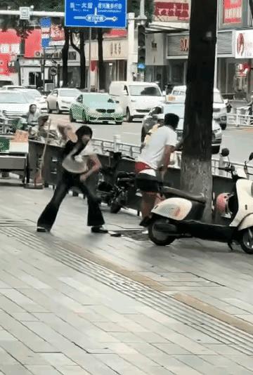 听说过“抡圆了揍”吗？就是这个样子！[捂脸哭][捂脸哭]