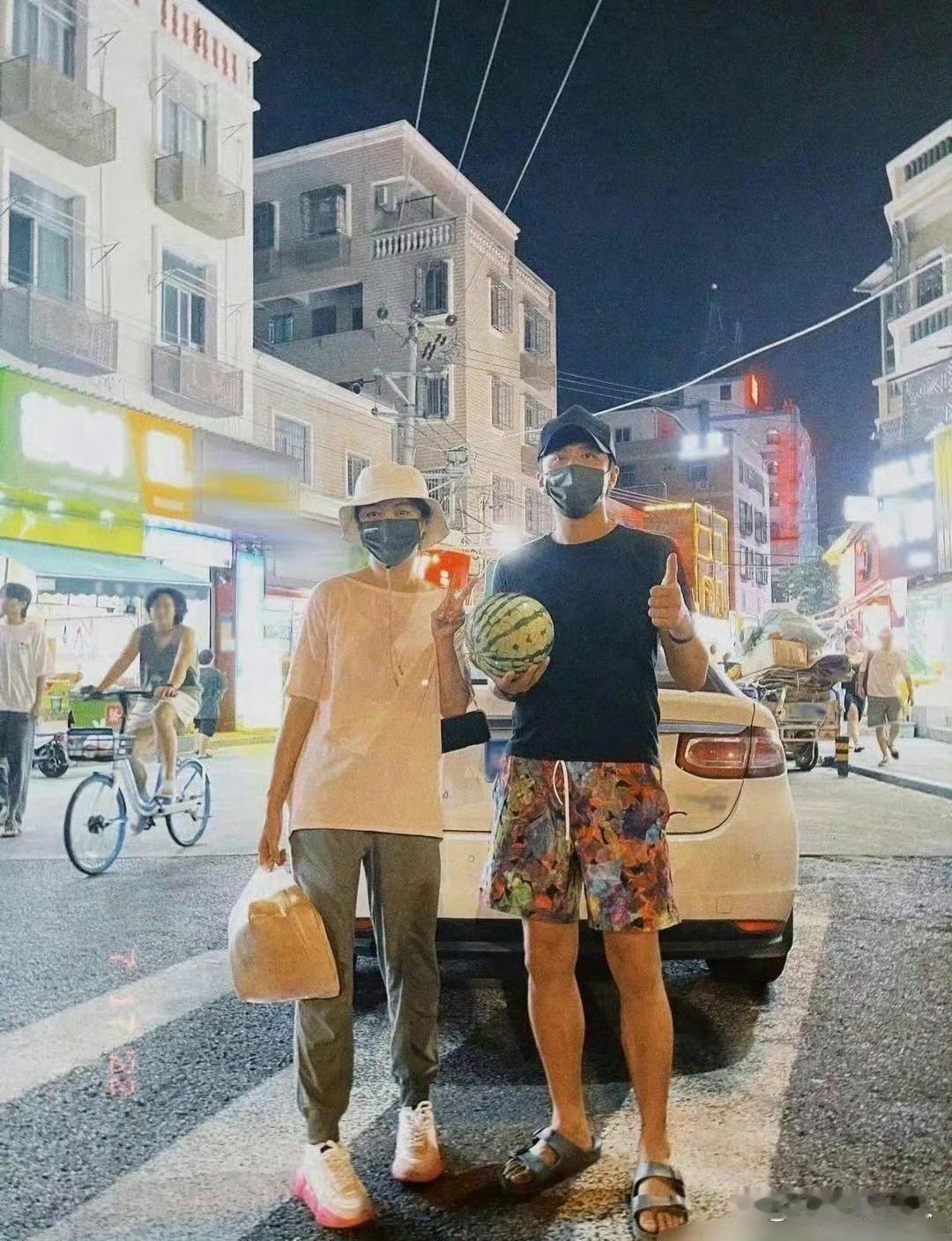 孙俪和邓超逛厦门夜市，孙俪居然吃了南昌拌粉，这两口子穿成这样是真夫妻了，夜晚的口