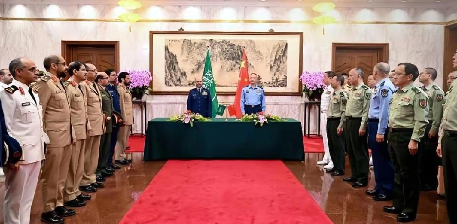 明牌了？沙特和解放军谈妥啦沙特陆海空三军集体访华，和解放军谈妥了，这是一部极具